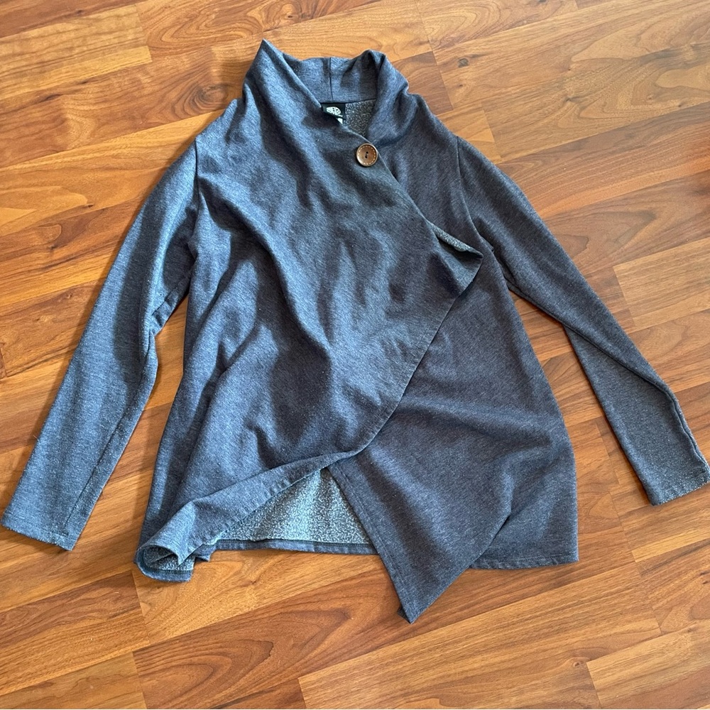One button gray cardigan